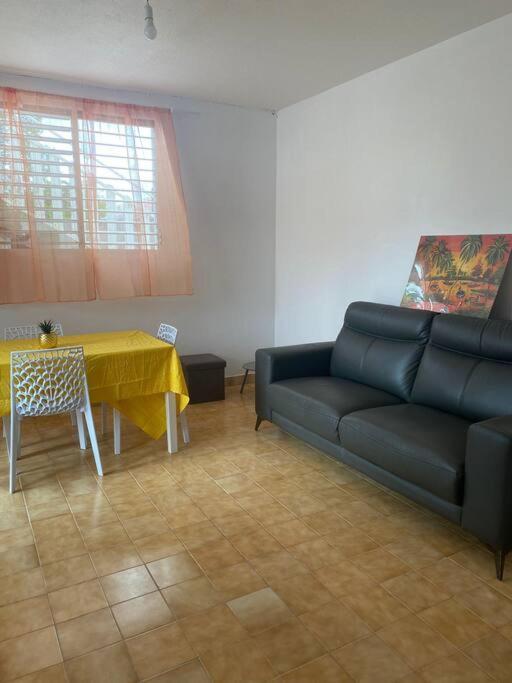 Appartement A Proximite De La Plage Du Bourg ! Sainte-Anne  Zewnętrze zdjęcie